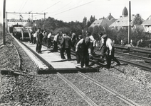 168968 Afbeelding van wegwerkers van de N.S. tijdens het leggen van betonnen dwarsliggers op het proefbaanvak (3e ...